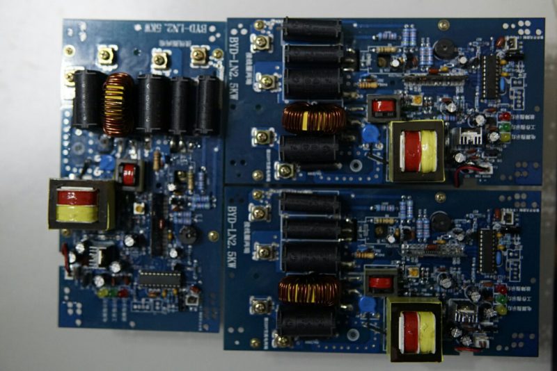 Bo mạch gia nhiệt điện từ là thiết bị điều khiển được kết nối để bật nguồn và sử dụng